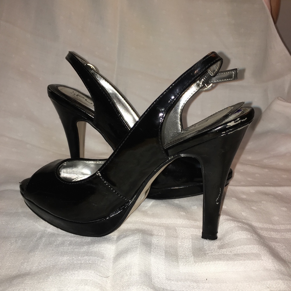 CLASSIC BLACK PEEP TOE PUMPS